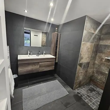 4 Avec Piscine. Villa *